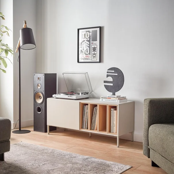 Szafka na gramofon z miejscem na płyty winylowe